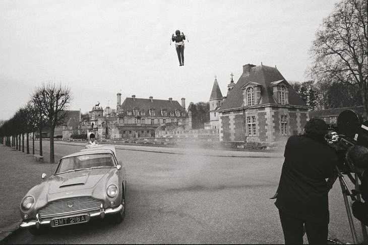 名作映画のなかで活躍した5モデルを紹介。写真は映画『007／ゴールドフィンガー』（1964年公開）の撮影風景で、主人公ジェームズ・ボンドの秘密兵器として「アストンマーティンDB5」（写真左）が初登場した。