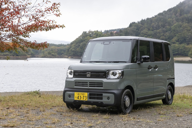 「ホンダN-BOXジョイ」は2代目「スペーシア ギア」の7日後の2024年9月27日に発売。エクステリアのアウトドア感は控えめで、立体感のあるヘッドランプとブラックで囲んだ専用バンパーが特徴だ。