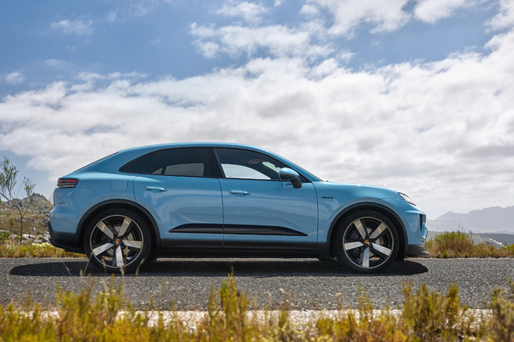 高効率と航続距離に重点を置き開発された後輪駆動の「マカン」。一充電走行距離は641km（WLTPモード／EU仕様）を誇る。