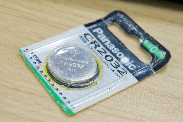 ボタン電池の開封にはハサミが必要だったのだが、もちろん記者にそんな備えはナシ。おみやげ屋さんの店員に平身低頭して開封してもらった。