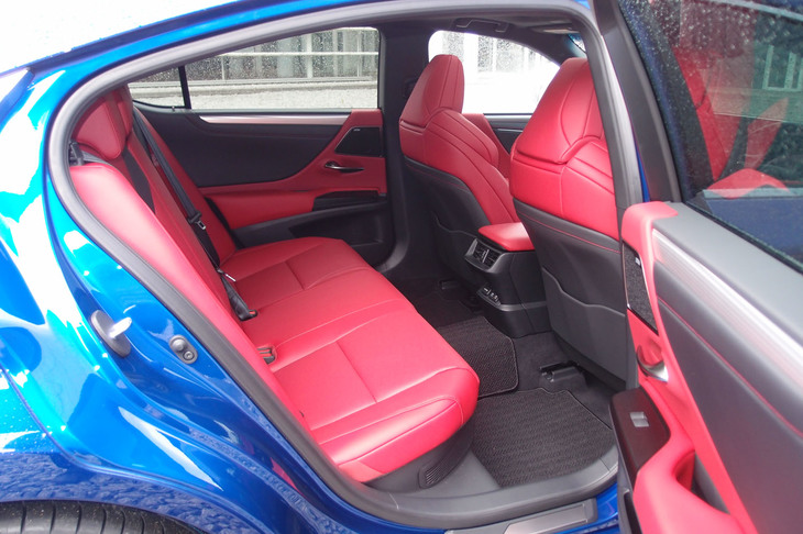 1025mmのカップルディスタンス（前席との着座距離）が確保された後席。グレードによりリクライニング機構が備わる。