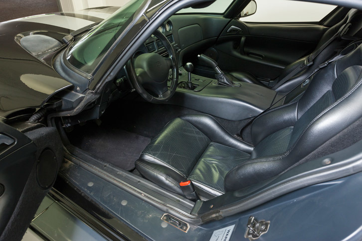 掃除前の「バイパー」の車内。屋根が低く、狭い上に色々と入り組んでいるので、かなり掃除が難しい部類のクルマだと思う。