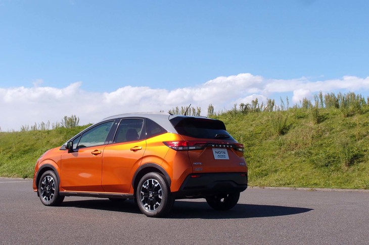 ボディーカラーは全8種類。写真の「プレミアムホライズンオレンジ×ステルスグレー」と「オーロラフレアブルーパール×スーパーブラック」の2種類はツートンカラーとなっている。