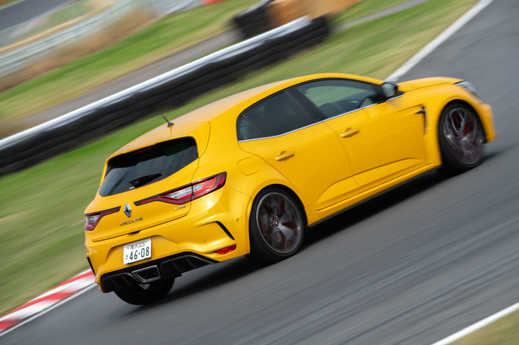 「トロフィー」のドライブトレインには、MT車、EDC車ともに、トルクバイアスレシオ2.6：1のトルセン式LSDが装備される。