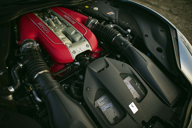 特集では、9000rpmまで一気に吹け上がる、6.5リッターV12自然吸気ユニットを搭載する「フェラーリ812 GTS」など、“エンジンで”本誌が選ぶ9台が登場。（photo：田村孝介）