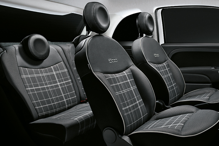 こちらはブラックのチェックシート。ボディーカラーがボサノバ ホワイトのモデルに組み合わされる。