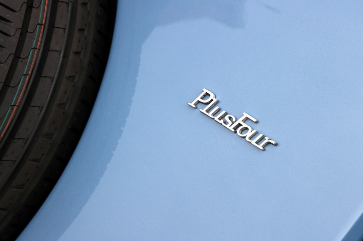 「プラスフォー」は70年以上の歴史を誇るモーガン伝統の車名である。2020年のモデルチェンジにより、その表記は「Plus 4」から「Plus Four」に改められた。