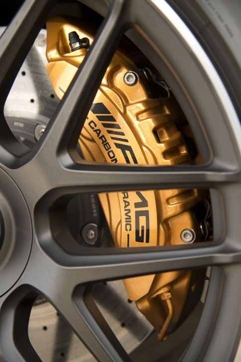 「AMGカーボンセラミックブレーキングシステム」がオプションとして設定される（欧州仕様車の場合）。