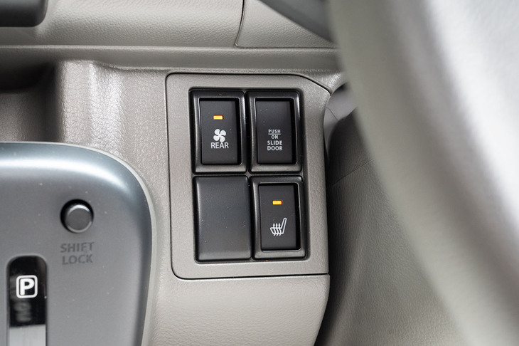 シートヒーターは運転席のみの装備で、スイッチはシフトセレクターの右にある。同じ場所にあるファンのようなマークのボタンは後席用ヒーターのスイッチ。
