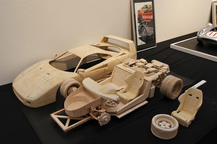 ほとんどのパーツがバルサ材で作られていることがよくわかる、製作過程で仮組みされた状態の1987年「F40」。各パーツは、基本的に積層したバルサ材をカッターで削り出していく。
