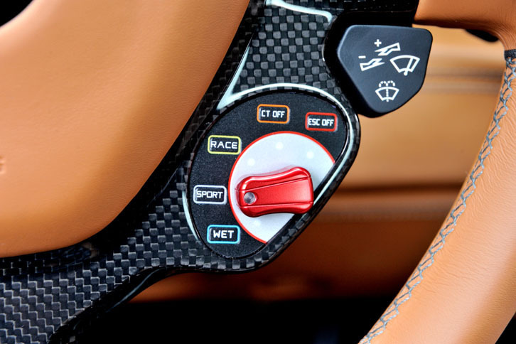 走行モード切り替える「マネッティーノ」。ステアリングの右下に備わる。