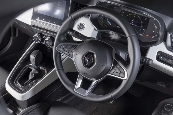 アダプティブクルーズコントロールやレーンセンタリングアシストといった、先進運転支援装備も標準装備。マニュアル変速ができないのでシフトパドルは備わらない。