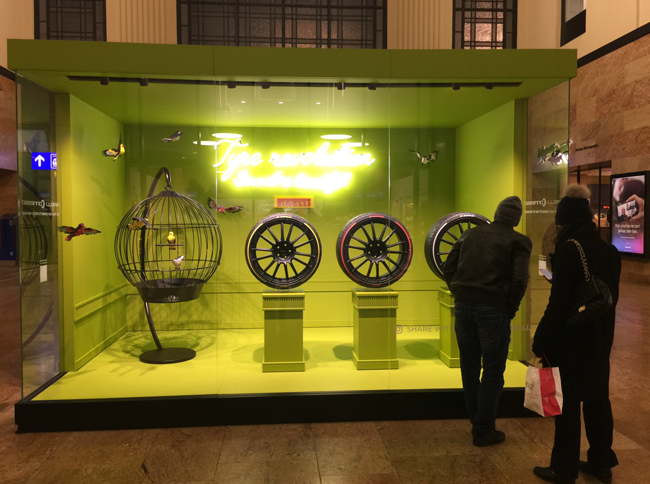 スイス国鉄のジュネーブ駅には、「ピレリPゼロ」の期間限定ショーケースが設営されていた。