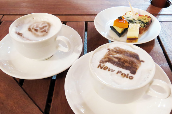 会場でふるまわれた、ミルクに新型「ポロ」の絵があしらわれたカフェオレ。フォルクスワーゲンのエンブレムが描かれたものも用意されていた。