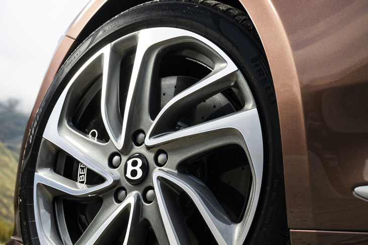 ホイールは前後とも22インチという特大サイズ。タイヤは「ピレリPゼロ」が組み合わされていた。