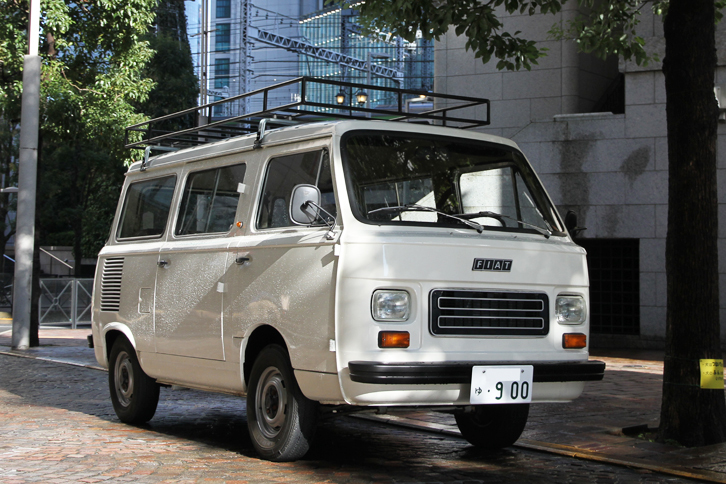 参加車両ではないが、会場に遊びにやってきて注目を集めていた「フィアット900T プルミノ」。リアエンジンの「850ベルリーナ」をベースに1965年に登場した「850ファミリアーレ」の発展型となる7座ワンボックスワゴン。