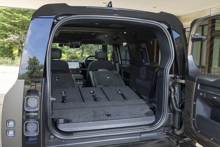 2列目のキャプテンシートも前に倒せる。中央に隙間ができてしまうが、それはまあ仕方がない。