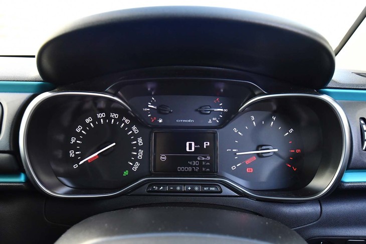 ボウタイ型のメーターパネル。4つの計器の中央にはインフォメーションディスプレイがレイアウトされている。