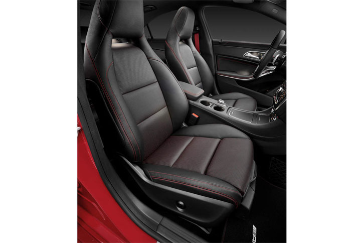 
			「メルセデス・ベンツCLA200d 4MATIC」のフロントシート。インテリアカラーは「ブラック」。
			