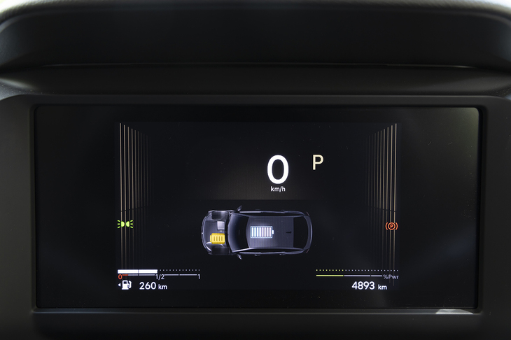 液晶型メーターのスクリーンサイズは5インチから7インチに拡大。確かに視認性は向上しているが、相変わらずとりとめのない表示レイアウトで……。