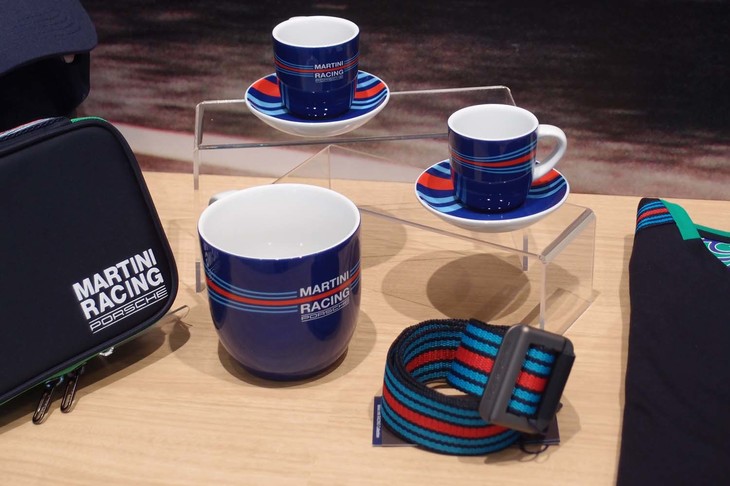 こちらはマルティーニカラーのカップ。皿付きのエスプレッソカップ（写真奥）は5995円で、大きめのコレクターズカップ（同手前）は3025円。