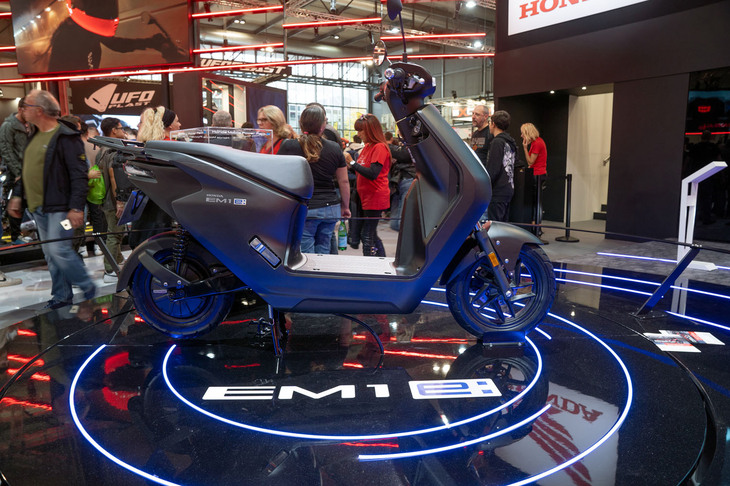 ホンダは、二輪車を含むさまざまなアイテムに使用できる脱着式バッテリーパック「ホンダモバイルパワーパックe」を搭載した電動バイク「EM1 e：」を発表した。2023年に欧州で市場投入する。シート下にホンダモバイルパワーパックeを1個搭載し、リアのインホイールモーターで走行する。最高速は45km/hで、航続距離は40km（WMTCモード）だ。この数字だけを見ると物足りないが、これは欧州市場にあわせてパフォーマンスが設定されていると考えられる。現在欧州では電動キックボードやE-Bike（電動アシスト自転車）を含めた電動モビリティーがシェアを拡大しており、そのパワーや最高速度、アシスト割合によって、免許制度や車両登録制度が細かく分類されているのだ。そのなかにあって、かつて“モペット”と呼ばれたエンジン付き自転車のように、気軽に乗れる電動モビリティーが再注目されている。125ccスクーターが主流となったことや、若者のバイク離れなどによって、現状、その位置にある50ccの二輪車カテゴリーは規模を大きく縮小している。しかし、ここにきて多様な電動モビリティーが市場に投入されたことで、都市部を中心とした短距離の移動手段として、このカテゴリーに再びスポットライトが当たったというわけだ。国内におけるホンダモバイルパワーパックeを使用した二輪車は、一般消費者向けではなく、企業などへのリースが行われているのみだ。このEM1 e：の欧州市場投入は、反響次第ではホンダの国内における電動モビリティーの販売にも変化をもたらすかもしれない。