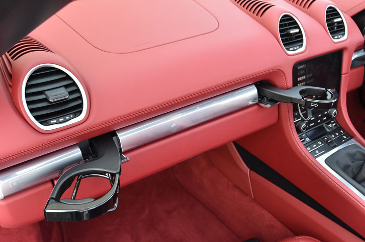 助手席前方のインストゥルメントパネルには、助手席および運転席用の折りたたみ式カップホルダーが収納されている。写真は、カップホルダーを展開した状態。