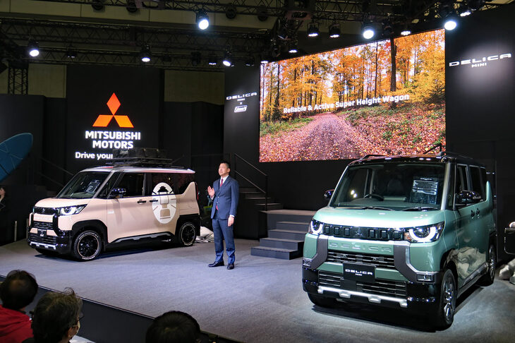 東京オートサロンにて「デリカミニ」の特徴を説明する、三菱自動車 商品戦略本部チーフ・プロダクト・スペシャリストの藤井康輔氏。「Reliable & Active Super Hight Wagon」という商品コンセプトを掲げ、“デリカ”の名を付与する以上は、悪路で腰砕けになるようなクルマとするわけにはいかないのだ。