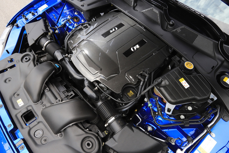 スーパーチャージャー付きの5リッターV8エンジン。「XJR」のものより25ps高い575psの最高出力と、20Nm大きい700Nmの最大トルクを発生する。