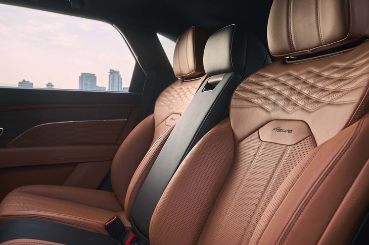 4シーターと5シーター、4＋1シーターの全3タイプが選べる「ベンテイガEWB」。写真は4＋1シーターの後席で、中央席は、マッサージ機能の付いた左右席のアームレストを兼ねている。