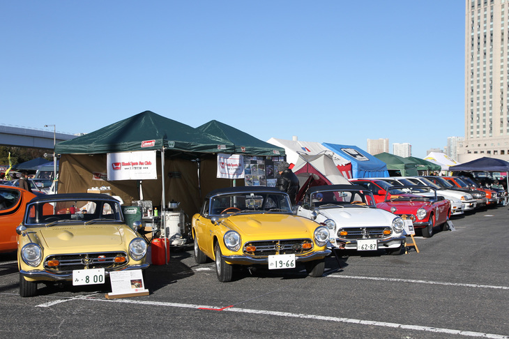 「ホンダツインカムクラブ」と通路を挟んで向かい合っていた、こちらは2003年に設立された「ホンダS」シリーズのクラブである「エスで走ろう会」のスタンド。隣（奥）は「旧いシビックの輪」のスタンド。