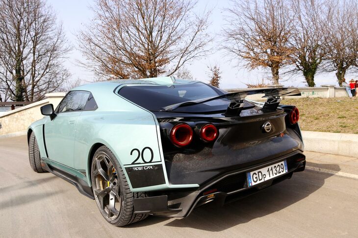「日産GT-R50 by Italdesign」のテストカー。少し走行しただけで、テールのパネルは埃が目立つようになってしまった。2021年2月、トリノで筆者撮影。