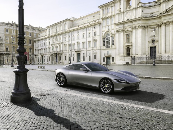 V8を搭載する2＋2クーペとして登場した「ローマ」。フェラーリはどのような意図をもって、このモデルを世に放ったのでしょうか。（photo：フェラーリ）