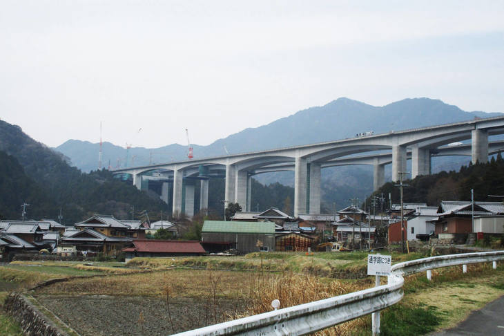 2018年3月時点での亀山西JCTの建設現場遠景。