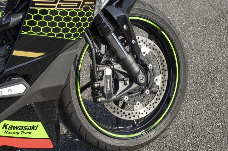 ホイールはエンケイ製。試乗車にはダンロップの「SPORT MAX GRP-300F」タイヤが組み合わされていた。