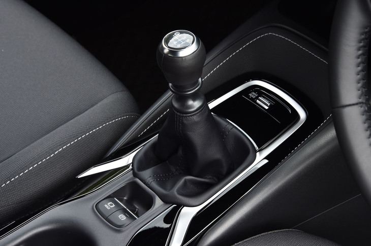 6段MT車で、SPORTまたはSPORT S＋の走行モードを選ぶと、シフトダウン時の“回転合わせ”が自動的に行われるようになる。