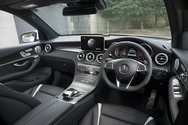 インテリアはブラックとシルバーでコーディネート。装飾は控えめだが、レザーとウッドパネルを多用したぜいたくな仕立てだ。