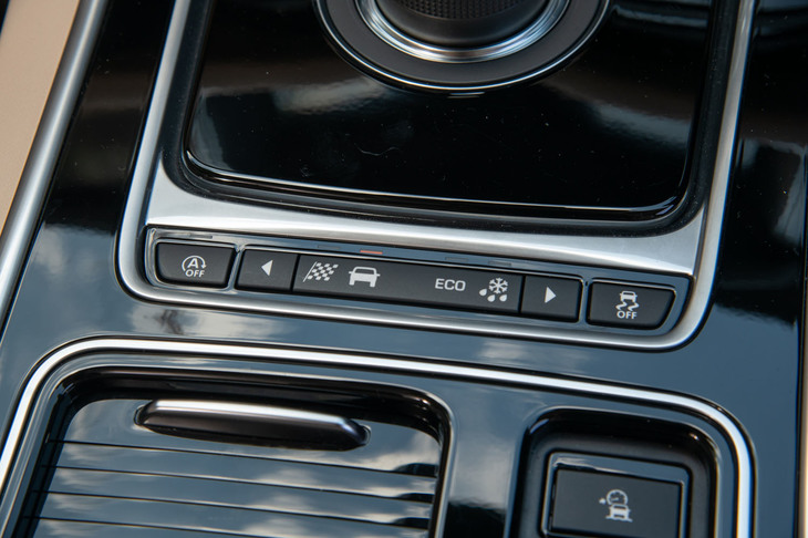 シフトセレクターの手前にはドライブモードセレクターが備わる。モードは「ダイナミック」「ノーマル」「エコ」「ウインター」の4種類。