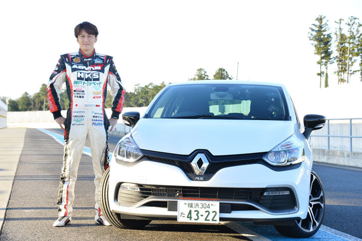 「ルーテシアR.S.トロフィー」をスポーツカーと評した谷口信輝。試乗記の後編では、よりドライに近づいた路面コンディションでの計測タイムも報告する。