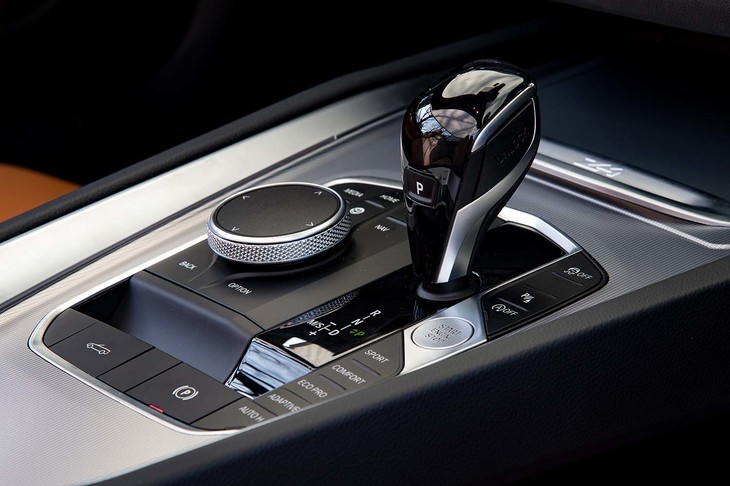 トルコン式8段ATについては、変速比幅を拡大したほか、加速性能を高めるために低速用のギアをクロスレシオ化。また発進加速時のトラクションを最適化する、ローンチコントロール機能も装備している。