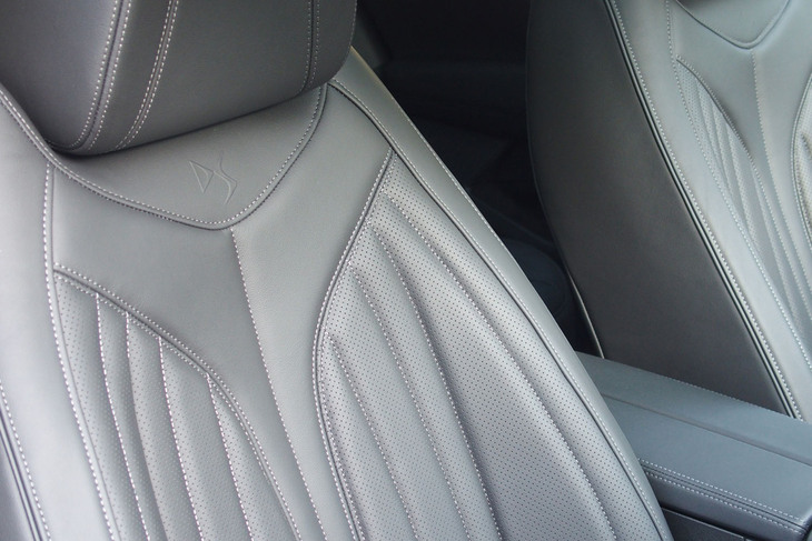 DS 4リヴォリE-TENSE（シート）