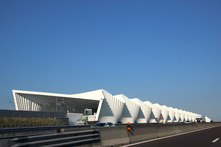 レッジョ-エミリアAVメディオパダーナ駅。設計はスペイン人建築家サンティアゴ・カラトラーヴァによる。