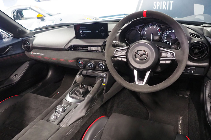 レーシーに仕立てられた「マツダ スピリット レーシング・ロードスター」のコックピット。アルカンターラを用いたステアリングホイールやシフトノブ、パーキングブレーキレバーが目を引く。