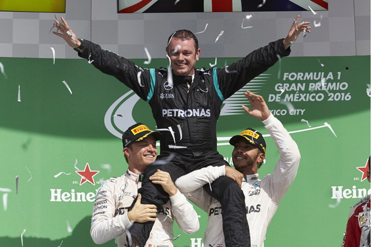 F1第19戦メキシコGPを制したルイス・ハミルトン（右）と、2位のニコ・ロズベルグ（左）。メルセデスのスタッフを担ぎ上げ喜びをあらわした。（Photo=Mercedes）