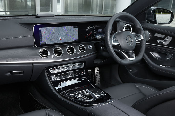 インテリアの様子。水平基調にデザインされたインストゥルメントパネルには、12.3インチの高精彩ワイドディスプレイが2枚並ぶ。