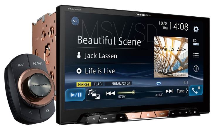 サイバーナビは多くのラインナップをそろえるが、中でも特別な存在なのがサイバーナビxシリーズと呼ばれる2モデル。ご覧のように銅メッキシャシーの採用などで徹底したノイズ対策を施し、内部の音響パーツも他のサイバーナビとは異なり音質を追求した本各オーディオ仕様に仕上げられている。あくまで音質重視な製品のためこちらには車載Wi-Fi機能は搭載されない。写真は8V型のAVIC-CL902XS IIIで27万8000円。