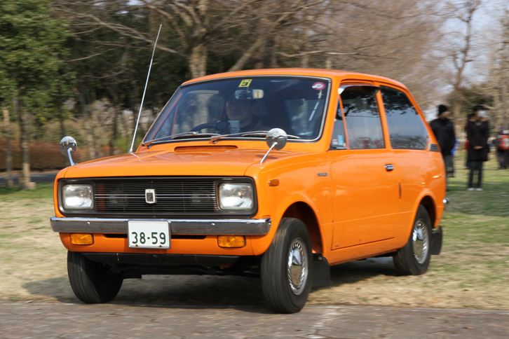 1970年「三菱ミニカ'70」。旧態化が目立つようになった62年以来のボディーに別れを告げ、モダンな3ドア・ハッチバックボディーをまとって69年に登場した2代目ミニカで、車名は「ミニカ・セブンゼロ」と読む。ただし中身はオーソドックスで、駆動方式はFR。