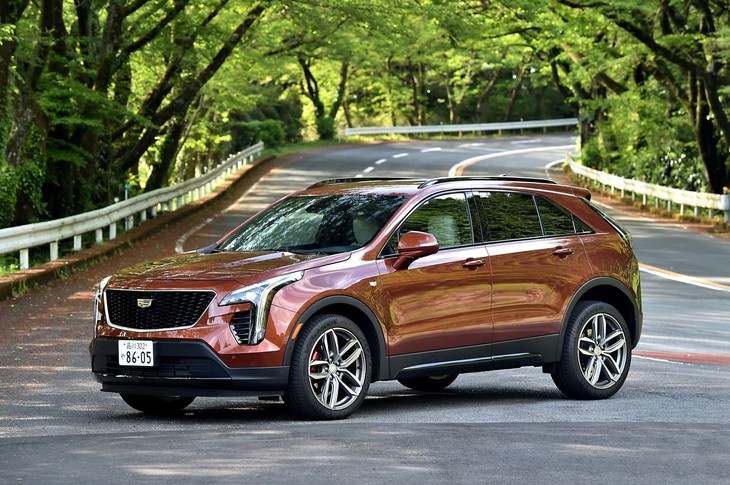 【キャデラックXT4スポーツのスペック】
	ボディーサイズ：全長×全幅×全高＝4605×1875×1625mm／ホイールベース：2775mm／車重：1760kg／駆動方式：4WD／エンジン：2リッター直4 DOHC 16バルブ ターボ／トランスミッション：9段AT／最高出力：230PS（169kW）/5000rpm／最大トルク：350N・m（35.6kgf・m）/1500-4000rpm／タイヤ：（前）245/45R20 99V／（後）245/45R20 99V（コンチネンタル・プレミアムコンタクト6）／燃費＝--km/リッター／価格：640万円
	
	【取材時の燃費データ】
	テスト距離：245.3km（市街地1：高速道路7：山岳路2）／使用燃料：23.8リッター（ハイオクガソリン）／参考燃費：10.3km/リッター（満タン法）／10.3km/リッター（車載燃費計計測値）