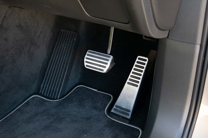 「R-DESIGN」にはゴムの滑り止めが付いたアルミ製スポーツペダルが備わる。