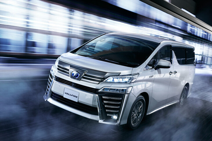 かつての「ヴェルファイア」はネッツ店の専売モデルで、そのネッツ店は、トヨタの販売チャンネルのなかでも若者や女性をターゲットにしたものだった。ちなみに「アルファード」が販売されていたトヨペット店は、ざっくり言うと、裕福なファミリー層や高齢層をターゲットにした販売店という感じだ。